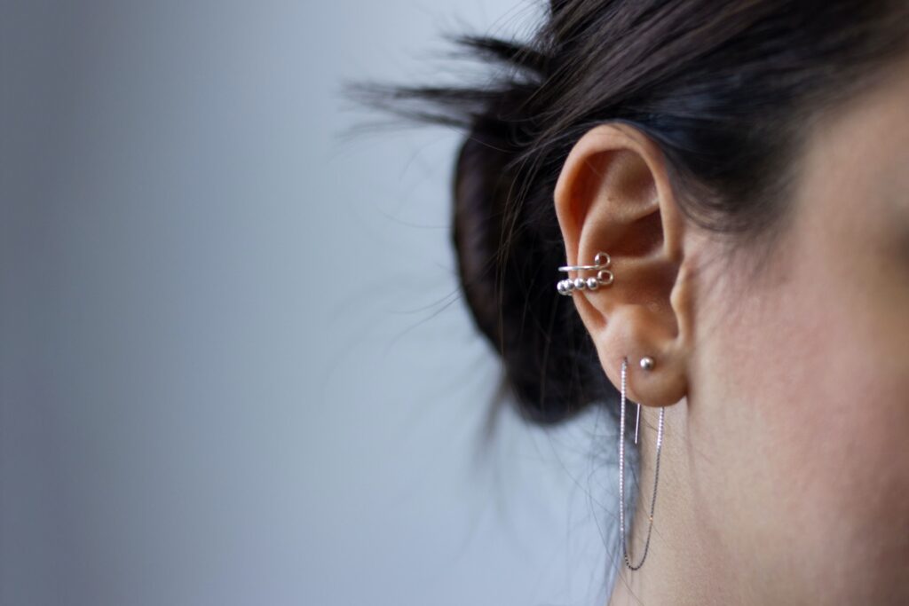 Kan een piercing helpen tegen migraine?