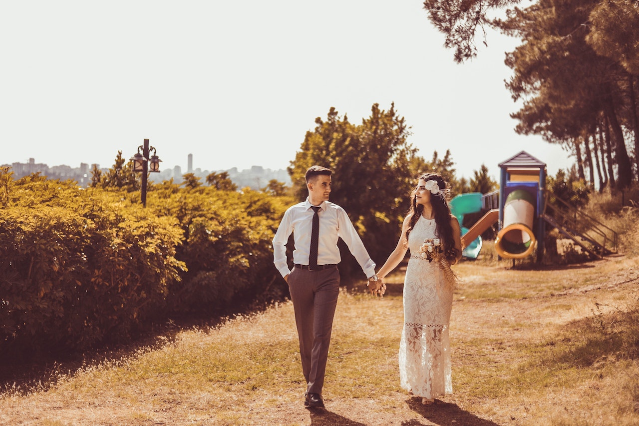 Betoverende kleding en stijl voor een bos bruiloft