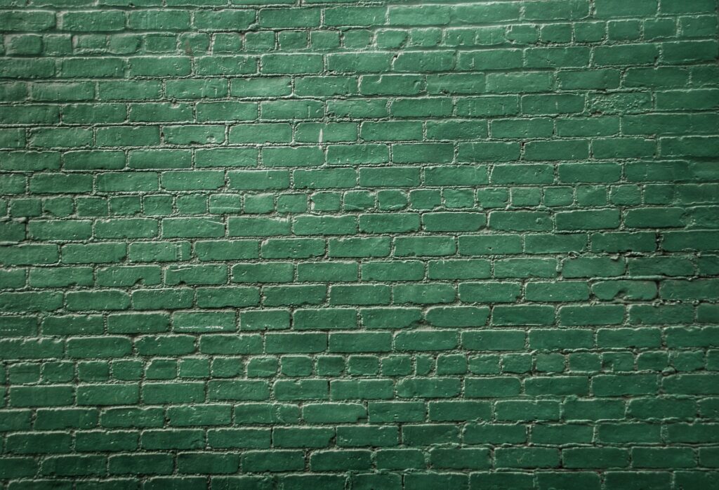 Ideeën voor het combineren van raamdecoratie met een groene muur