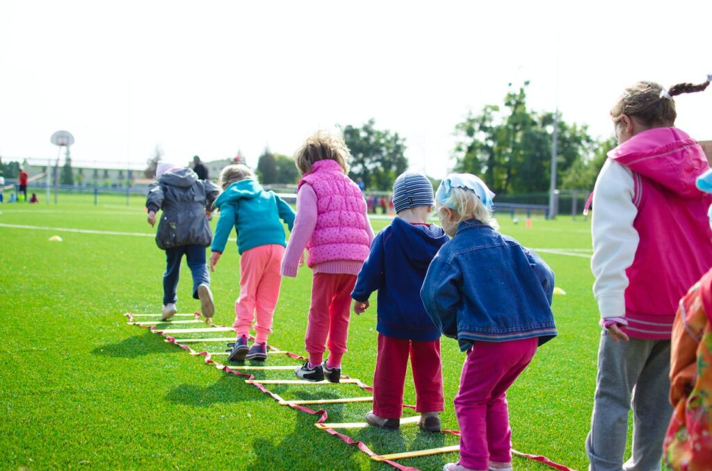 De voordelen van buitenspelen voor kinderen: Fysieke gezondheid en creativiteit