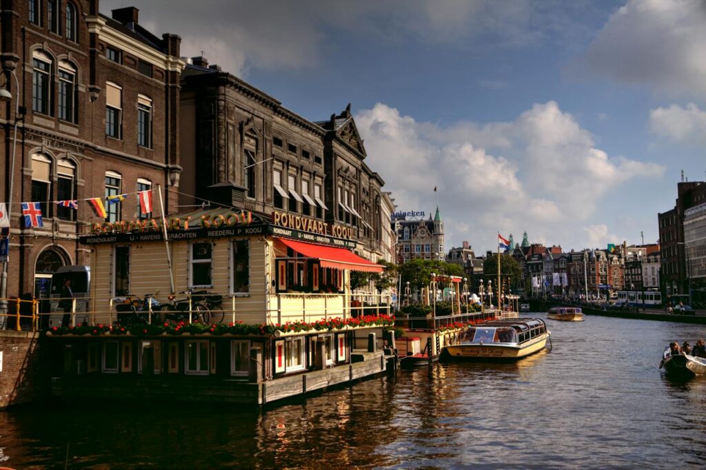 Ontdek de verborgen schatten van jouw stad: Waarom een tour of rondvaart een must is voor stadsbewoners