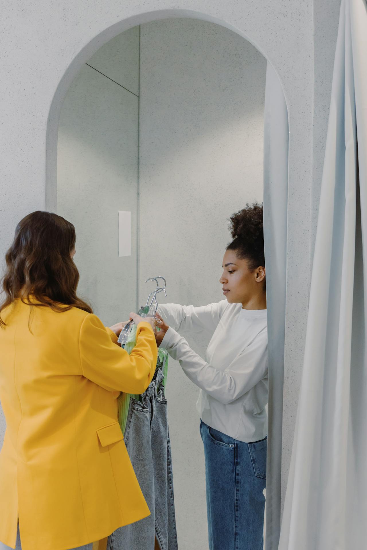 Hoe vermaak je jezelf terwijl je vriendin haar kleding kiest?