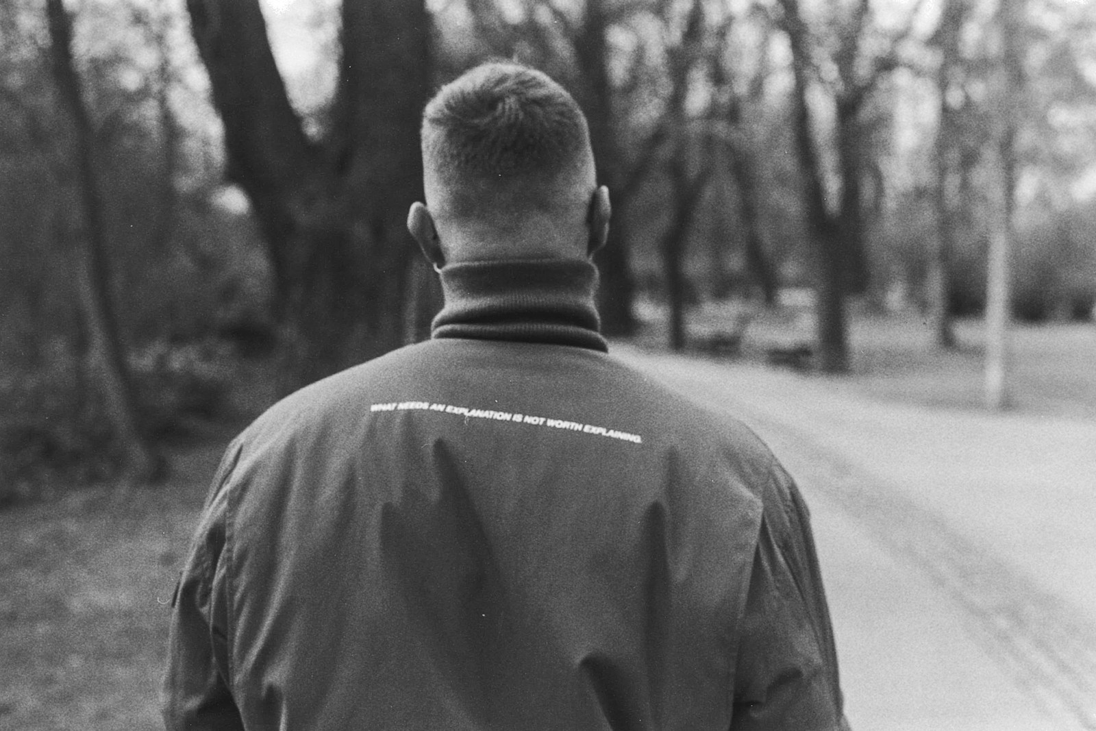 Man in winterjas op straat