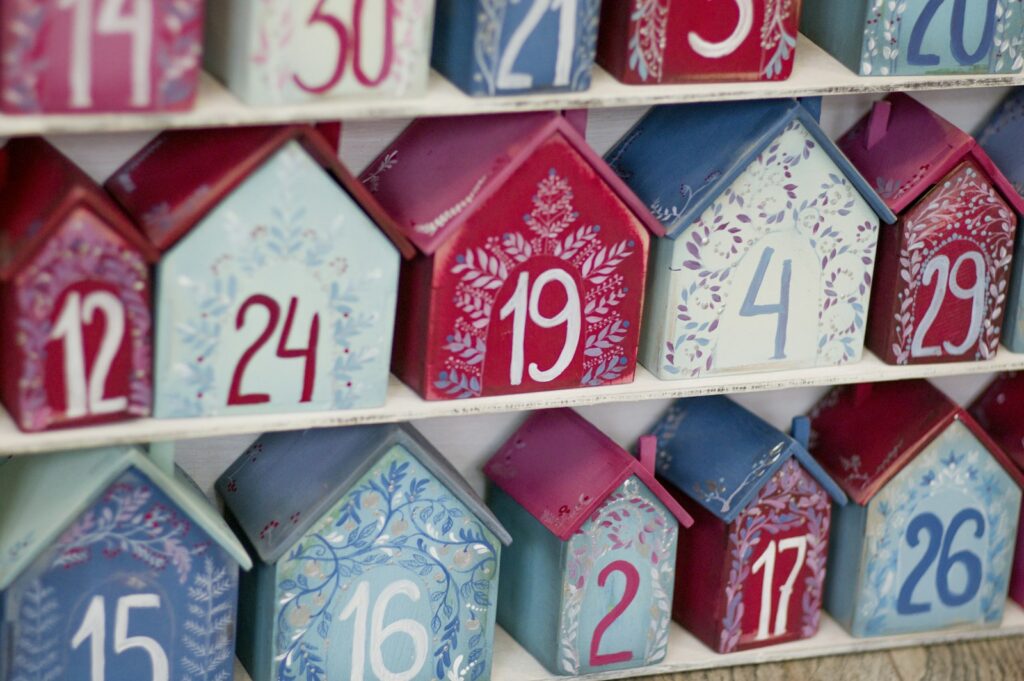 Geopende adventskalender met kleine flesjes verzorgingsproducten