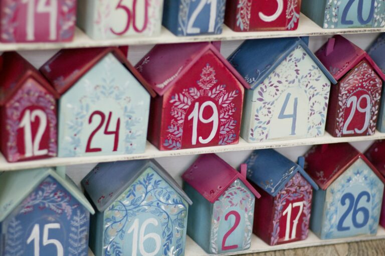 Geopende adventskalender met kleine flesjes verzorgingsproducten