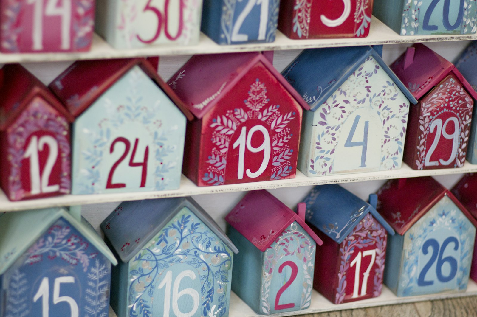 Geopende adventskalender met kleine flesjes verzorgingsproducten
