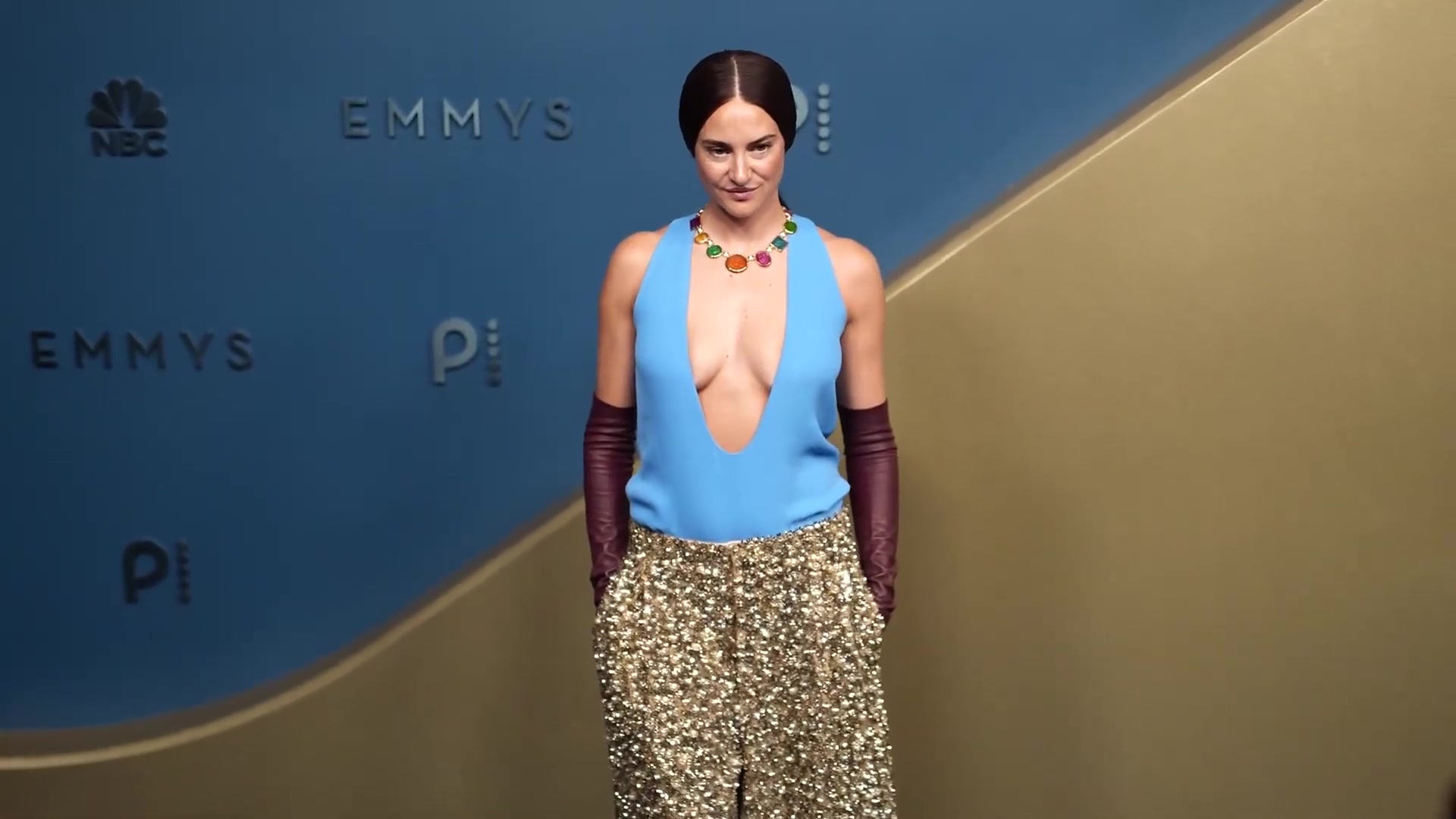 Wijde broek met pailletten en een diep uitgesneden blauwe top op de loper van de Emmy's 2026