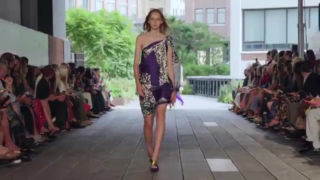 Model in een paars met crème bedrukte jurk op een buitencatwalk tijdens de show van Diane von Fürstenberg in New York