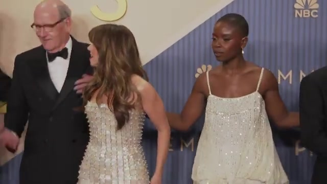 Twee jurken met pailletten en kralen naast elkaar op de Emmy's 2026