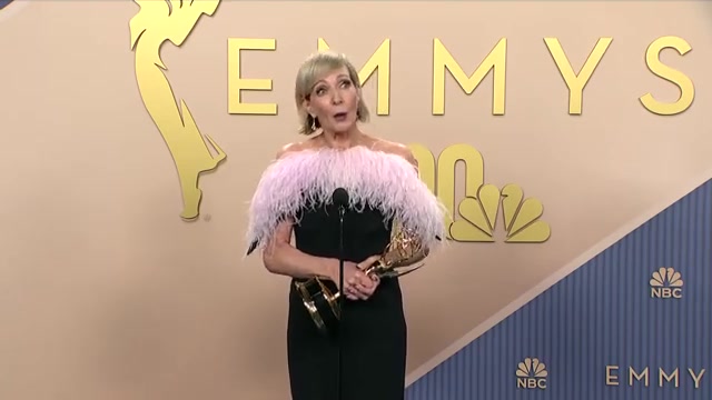 Zwarte jurk met een lichtroze verenstola bij de Emmy's 2026