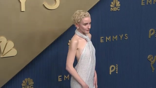Zilveren halterjurk op de loper van de 78e Emmy Awards