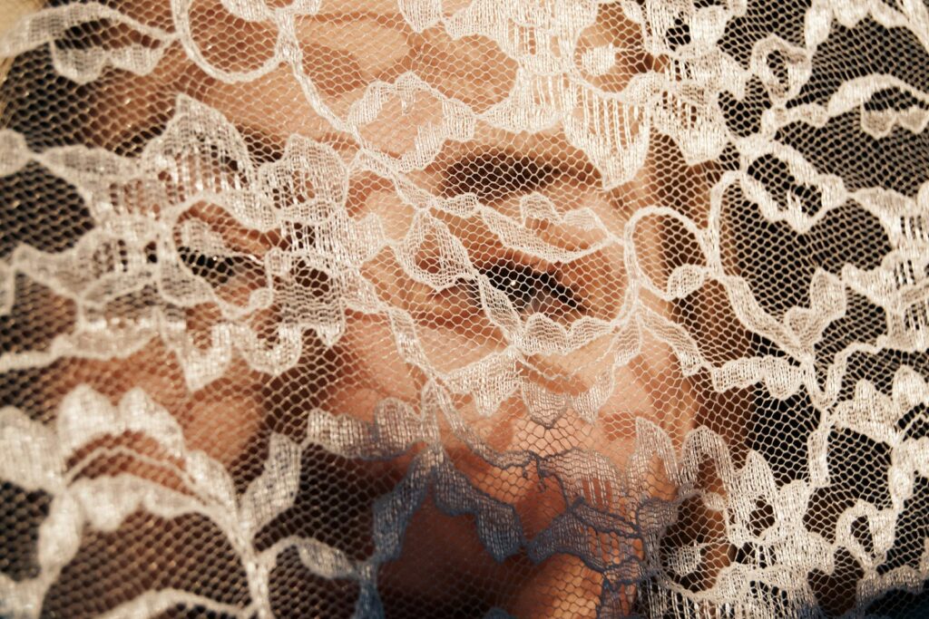 Zwarte kanten blouse en lange donkere rok in het licht van een etalage