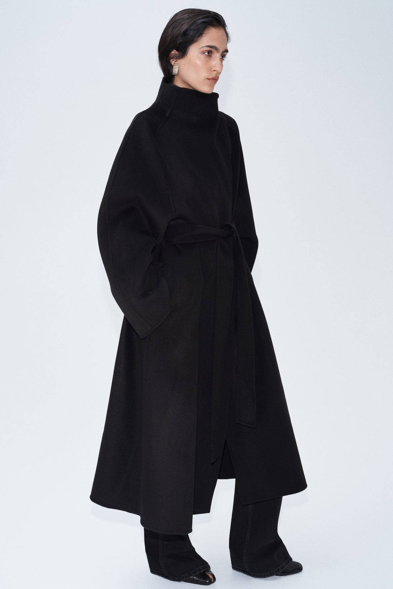 Lange zwarte oversized jas van wol met afhangende schouders