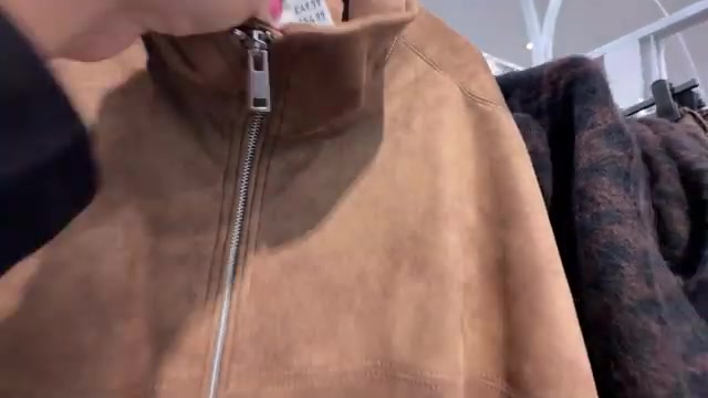 Bruin suède jack met opstaande kraag en rits in de winkel