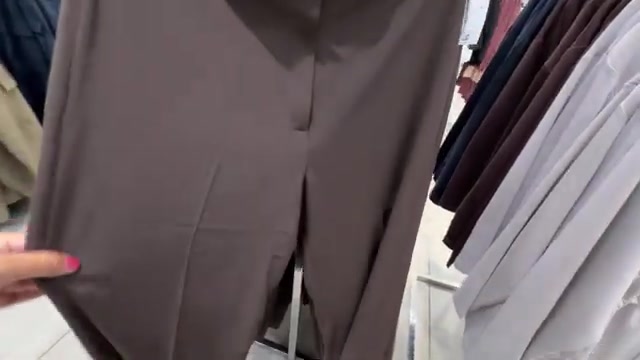 Donkerbruine pantalon met persvouw in het winkelrek