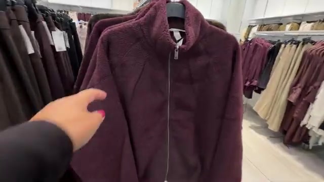 Bordeauxrood teddyvest met rits in het rek bij H&M