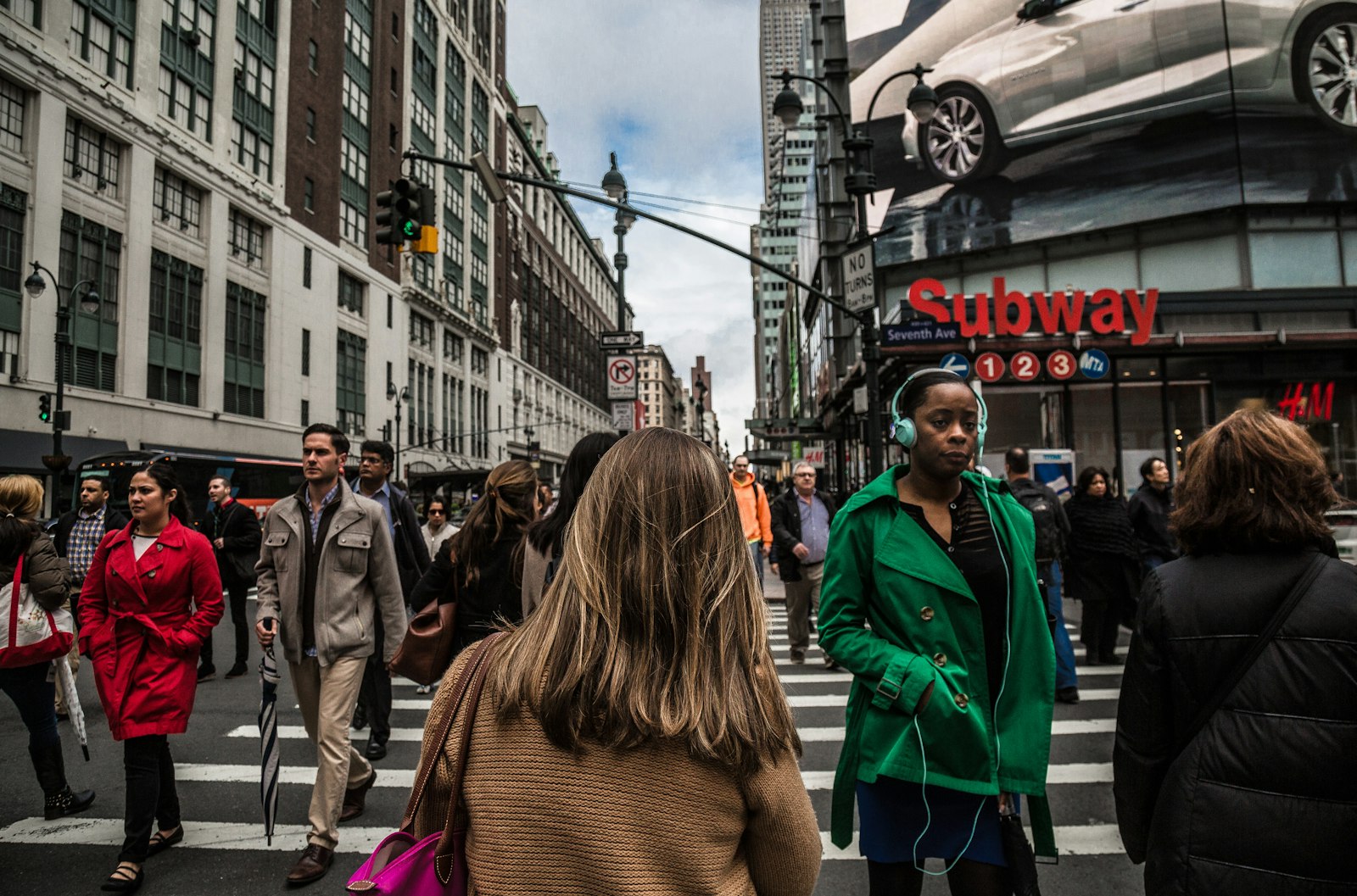Bezoekers van de modeweek in straatoutfits op een stoep in New York