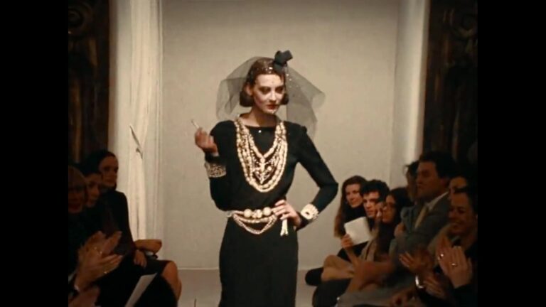 Archiefbeeld van een model met parels en voile op de catwalk uit de documentaire Karl