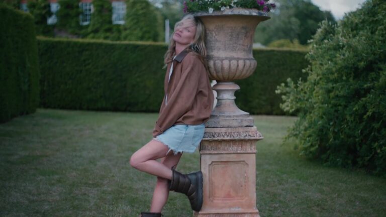 Kate Moss in rubberlaarzen in de campagne van Hunter