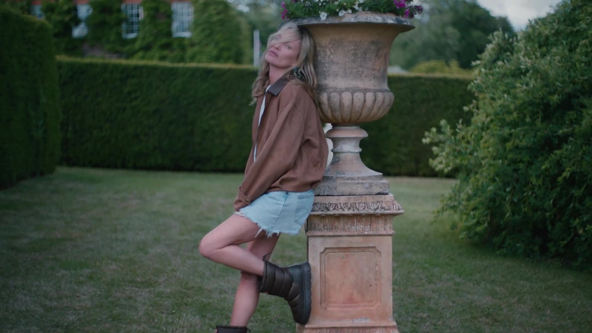 Kate Moss in rubberlaarzen in de campagne van Hunter