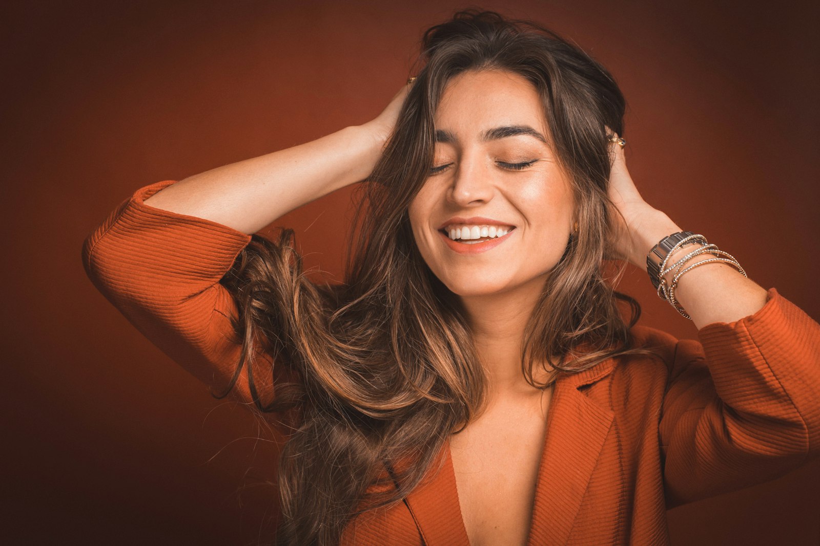 Vrouw met warm koperbruin haar in daglicht