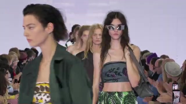 Modellen op de catwalk tijdens de show van Prada in Milaan