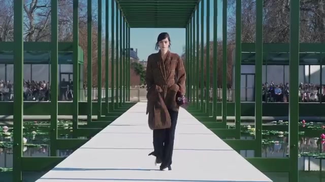 Model op de catwalk van Dior in een bruine jas, show herfst en winter 2026