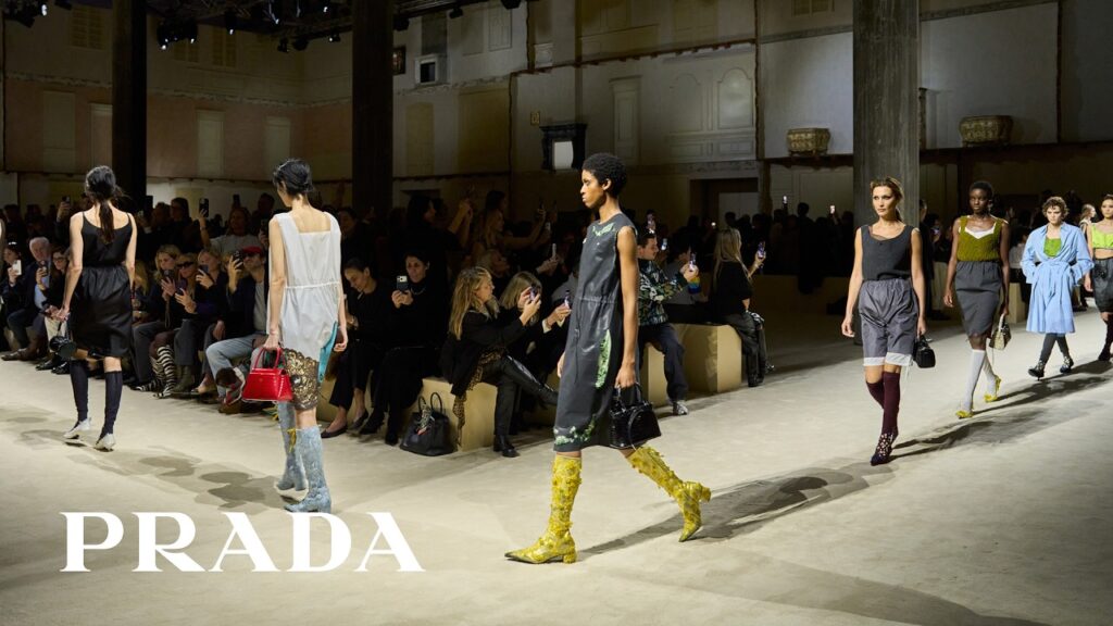 Model in een grote jas met brede kraag tijdens een modeshow