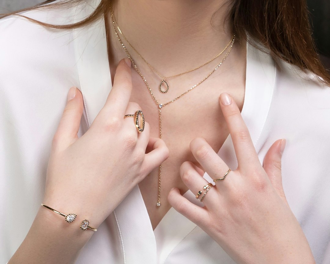 Gouden sieraden op een neutrale ondergrond