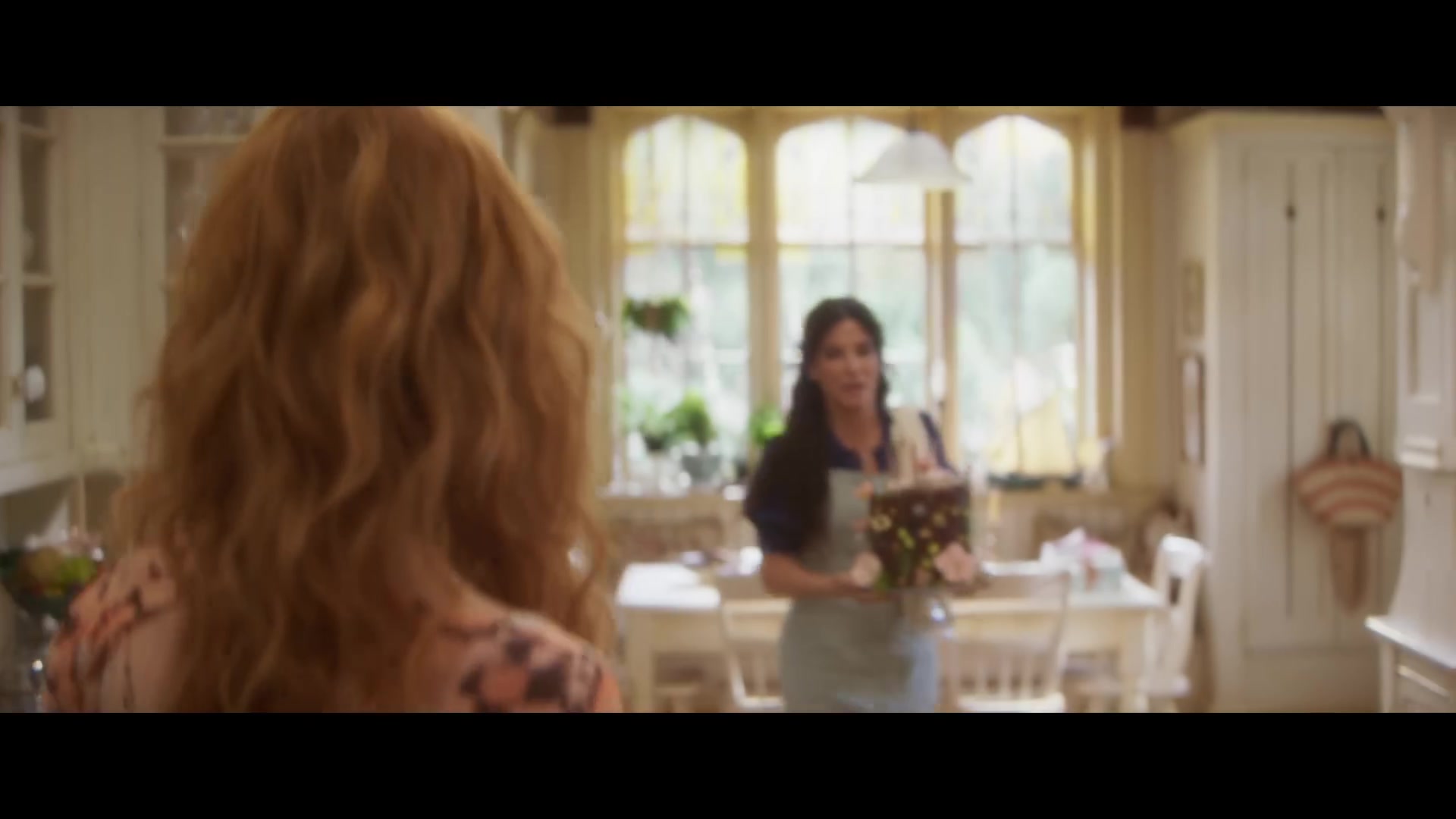 Scene uit Practical Magic 2 in de keuken van het huis van de familie Owens
