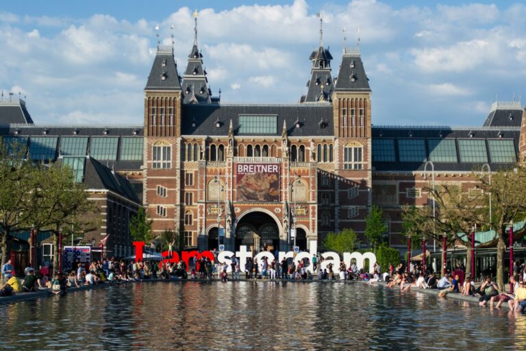 Winkelstraat met kleine boetieks aan een Amsterdamse gracht