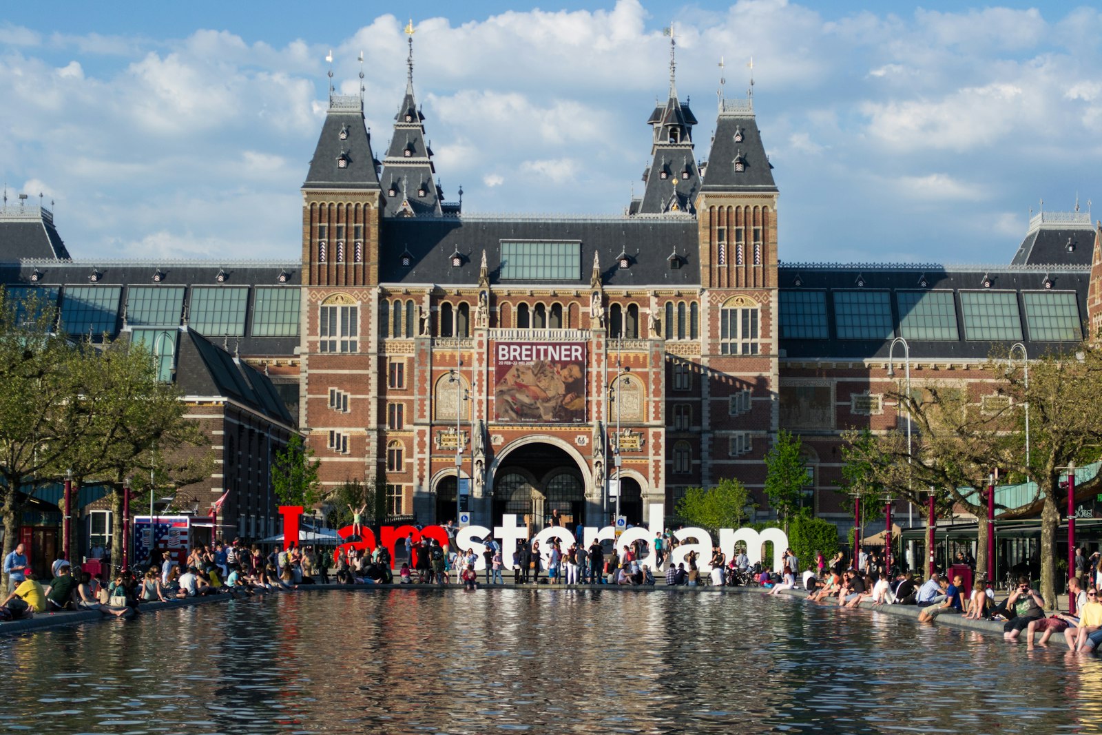 Winkelstraat met kleine boetieks aan een Amsterdamse gracht