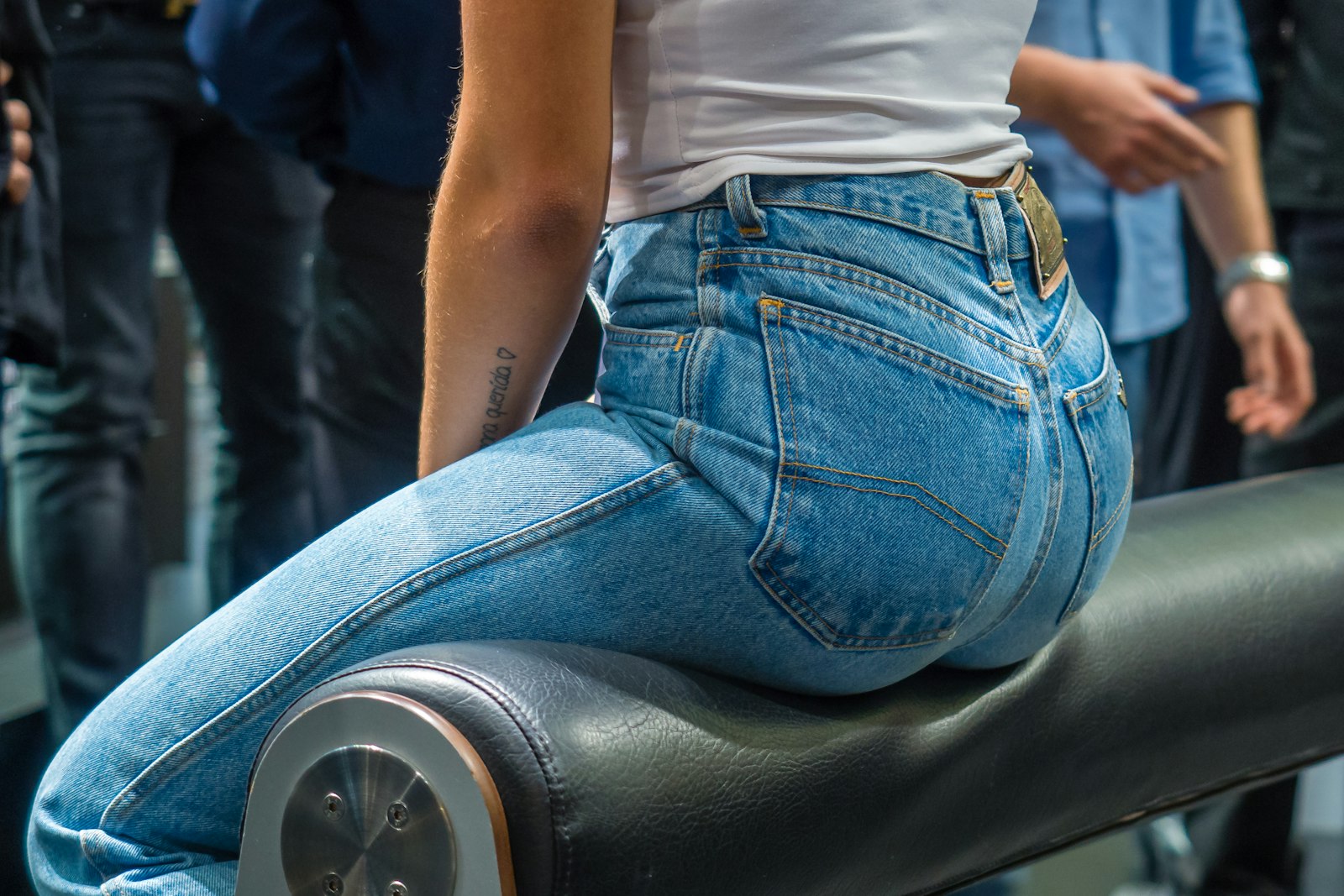 Vrouw in een bootcut spijkerbroek met hakken op straat