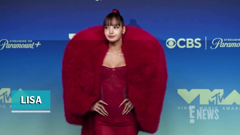 Lisa in een rode jurk met grote rode cape op de rode loper van de MTV VMA's 2026
