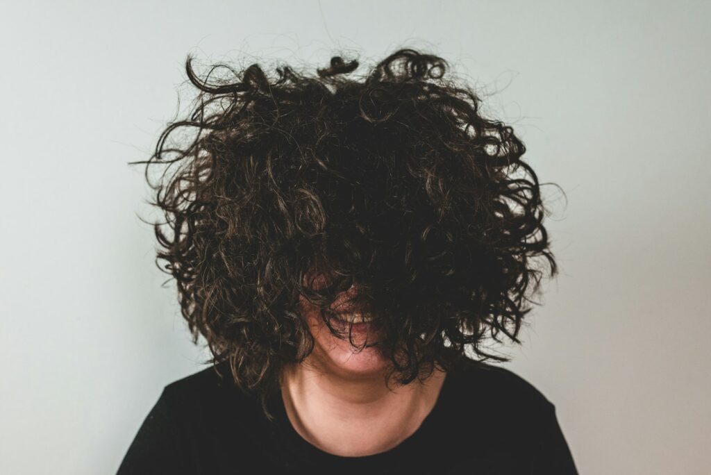 Vrouw met een losse, golvende bob op kaaklengte