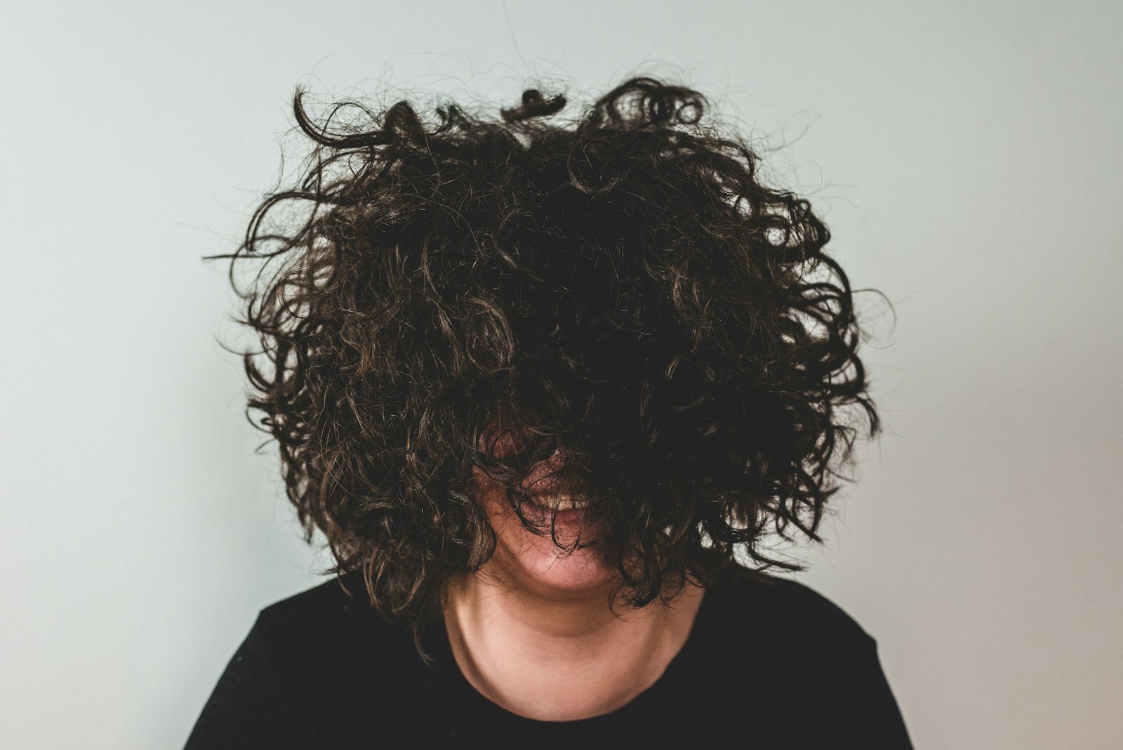 Vrouw met een losse, golvende bob op kaaklengte