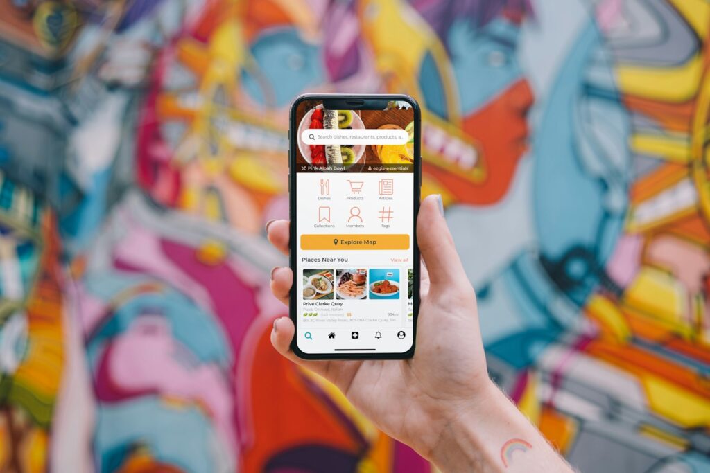 Smartphone met een webwinkel-app in de hand