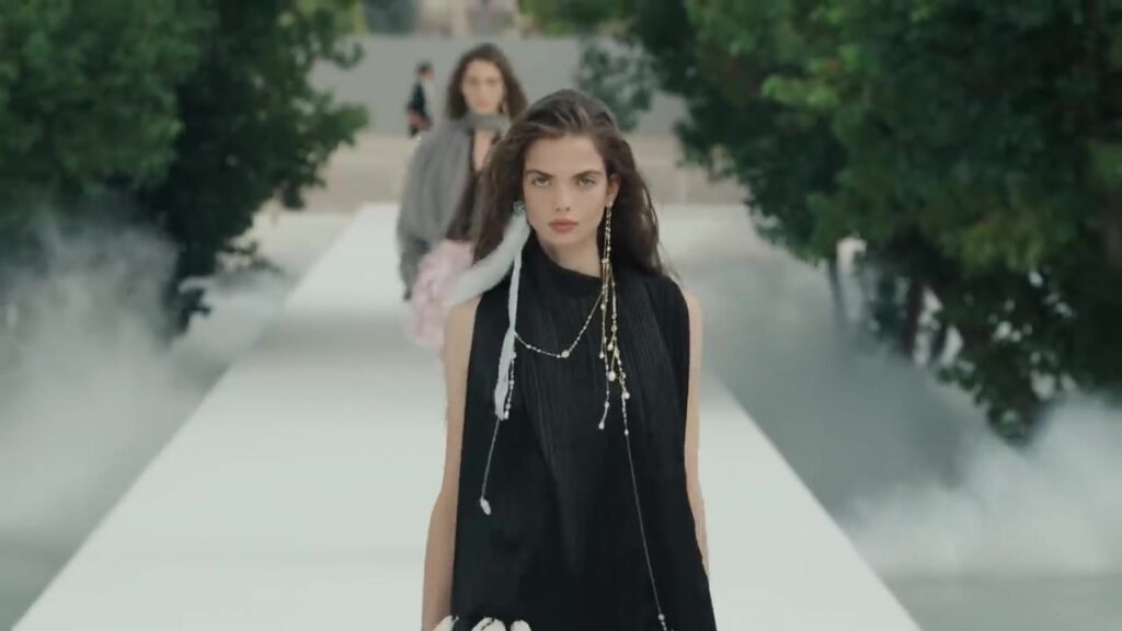 Model op de catwalk van de Dior-show voor zomer 2027 in Parijs