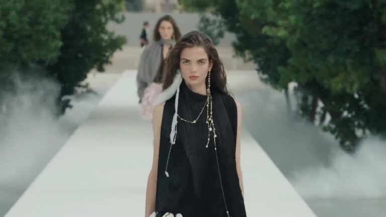 Model op de catwalk van de Dior-show voor zomer 2027 in Parijs