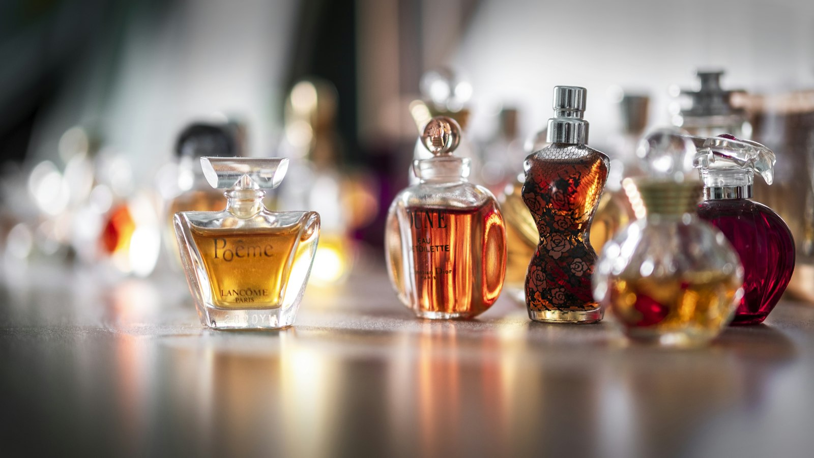 Verschillende parfumflacons naast elkaar op een tafel