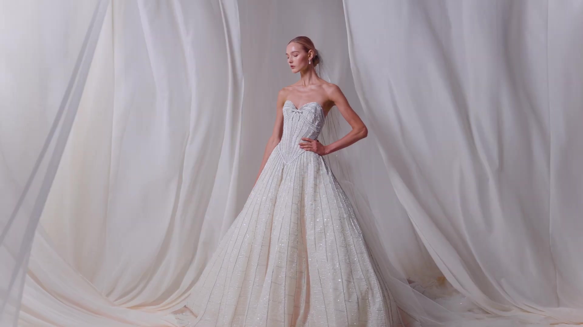 Model in een strapless baljurk uit de bruidscollectie voor het najaar van 2027 van Elie Saab