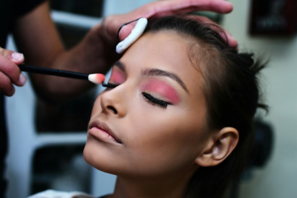 Vrouw met zachte matte make-up in warme bruine tinten