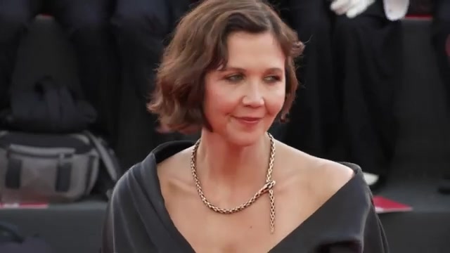 Maggie Gyllenhaal met een golvende retrobob op de rode loper van het filmfestival van Venetie, uit een video van Factual Flow