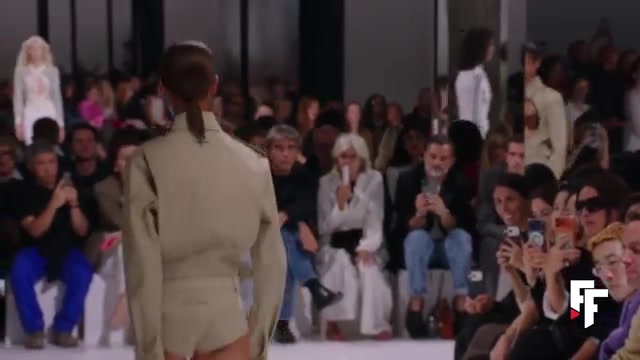 Model in een getailleerd jasje op de catwalk van Jean Paul Gaultier voor zomer 2027
