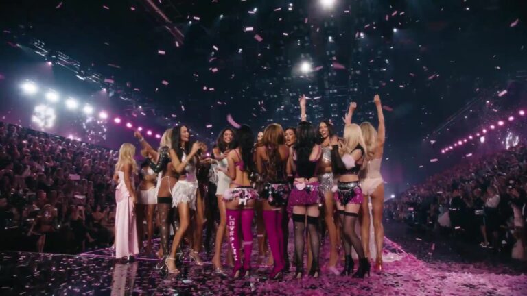 Modellen samen op de catwalk tijdens de finale van de Victoria's Secret Fashion Show 2026
