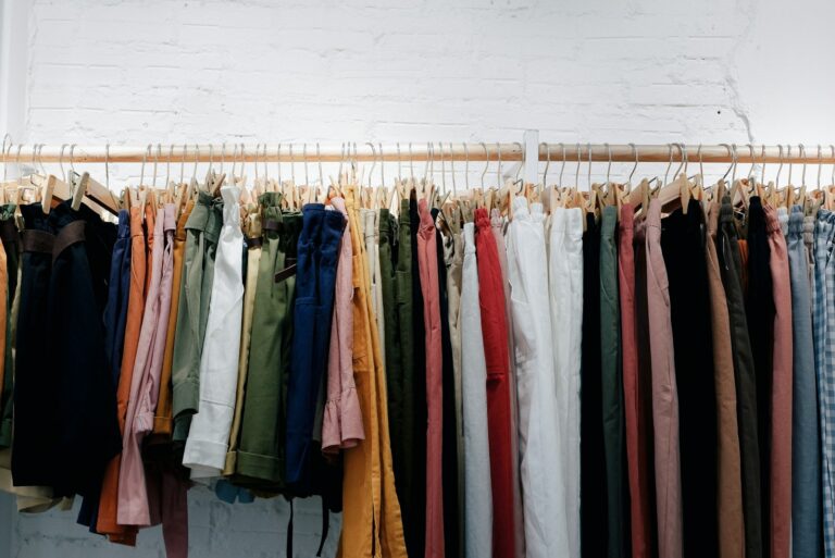 Rek met tweedehands kleding en tassen