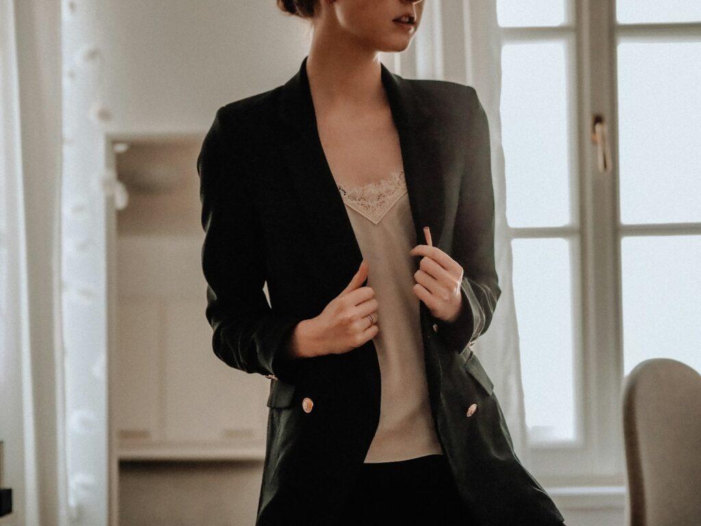 Vrouw in een getailleerde blazer op straat
