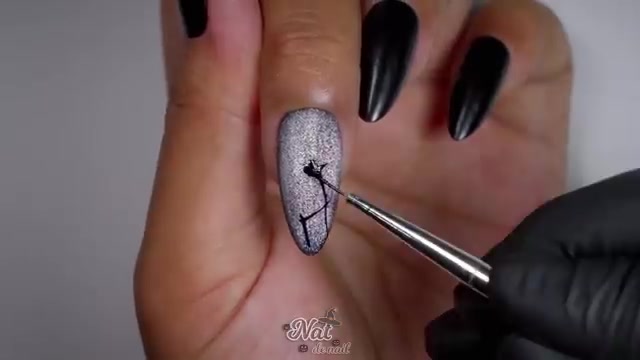 Nagels in mat zwart en zilveren glitter waarop met een dun penseel een spinnetje wordt geschilderd, uit een video van Nat de Nail