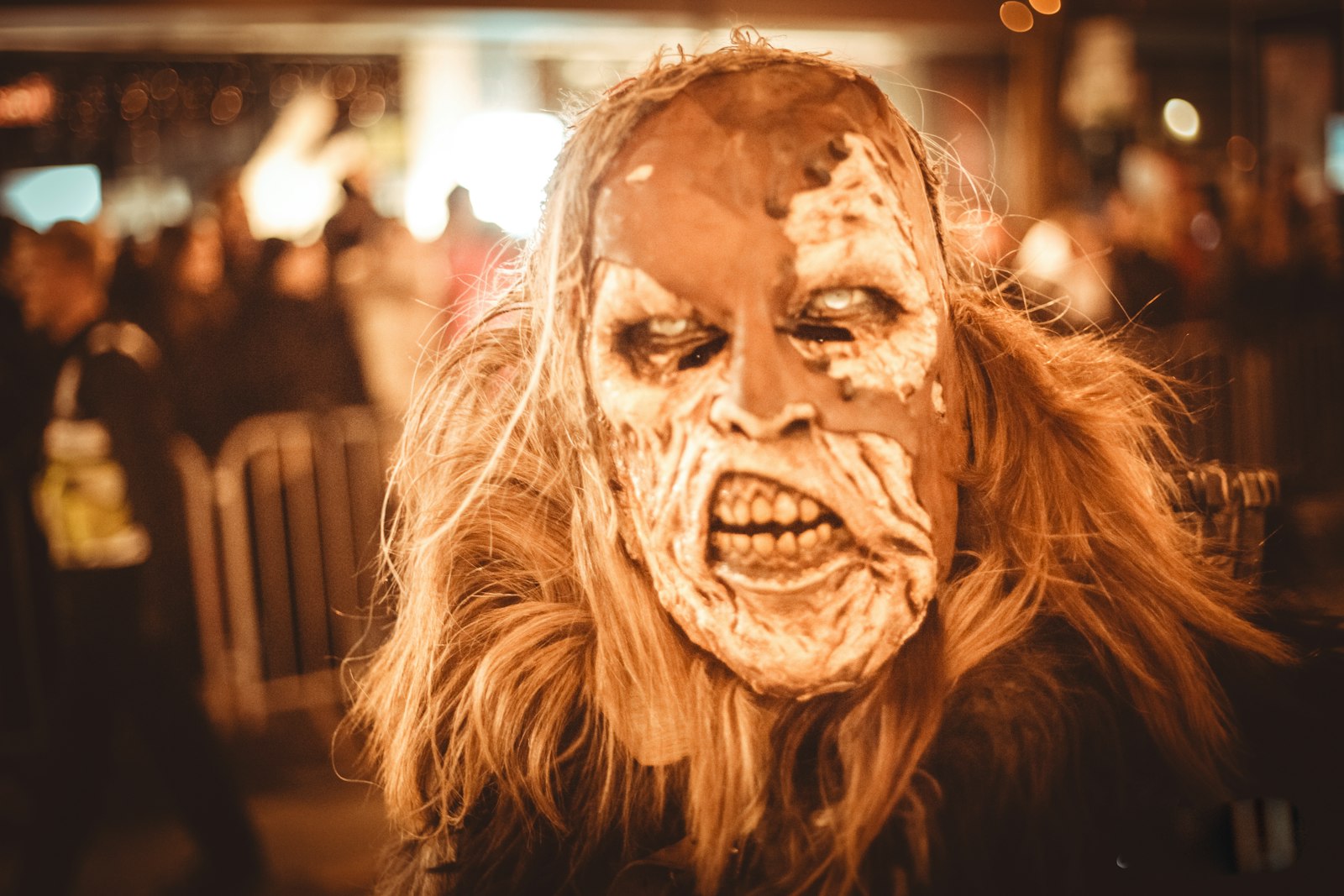 Halloweenmake-up van een zombie met nepbloed