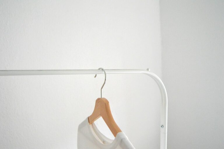Witte blouse aan een kledinghanger